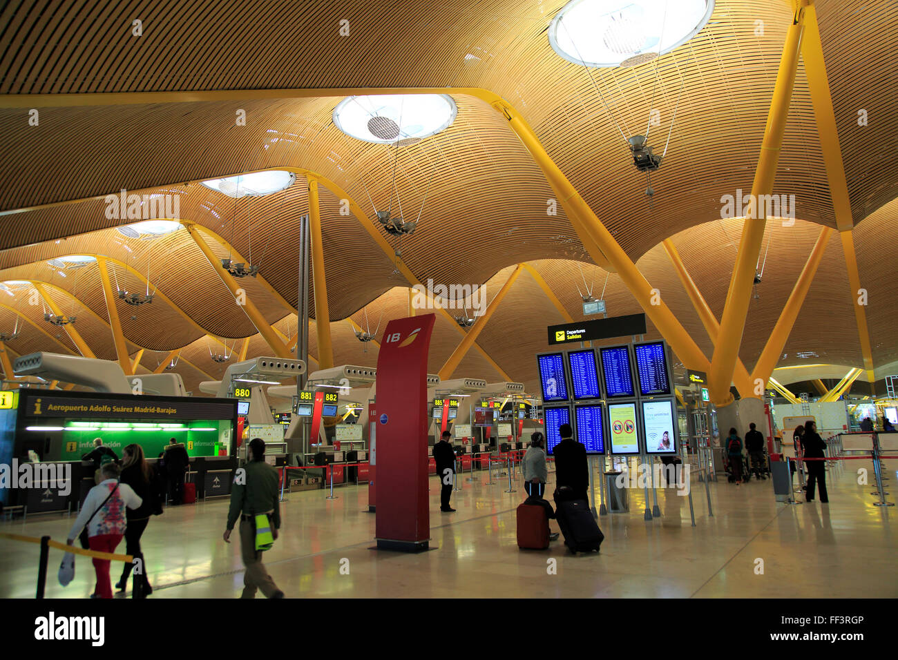La moderna architettura interna del terminale 4 edificio, Adolfo Suárez Madrid-barajas airport, Madrid, Spagna Foto Stock