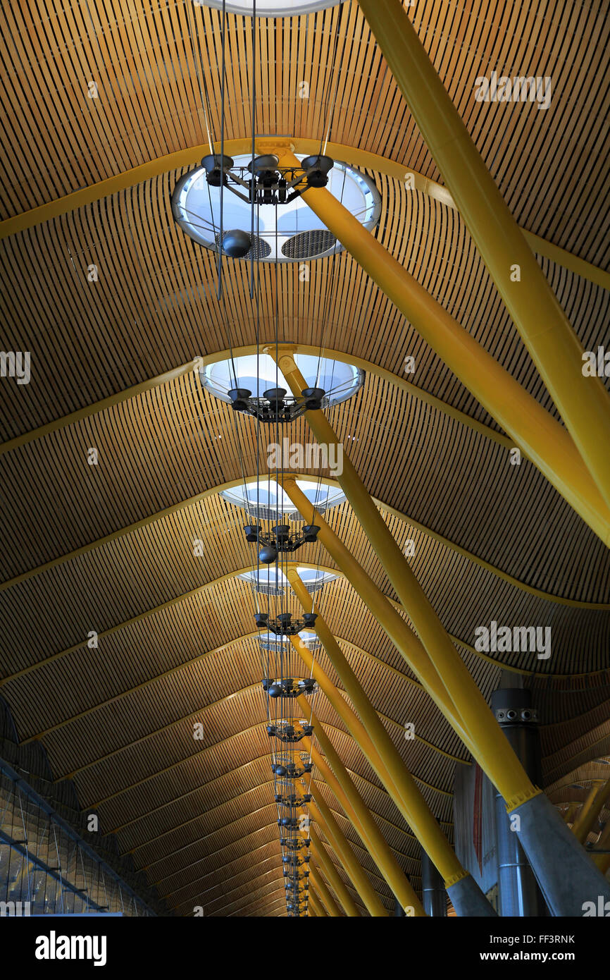 La moderna architettura di interni a soffitto del terminale 4 edificio, Adolfo Suárez Madrid-barajas airport, Madrid, Spagna Foto Stock