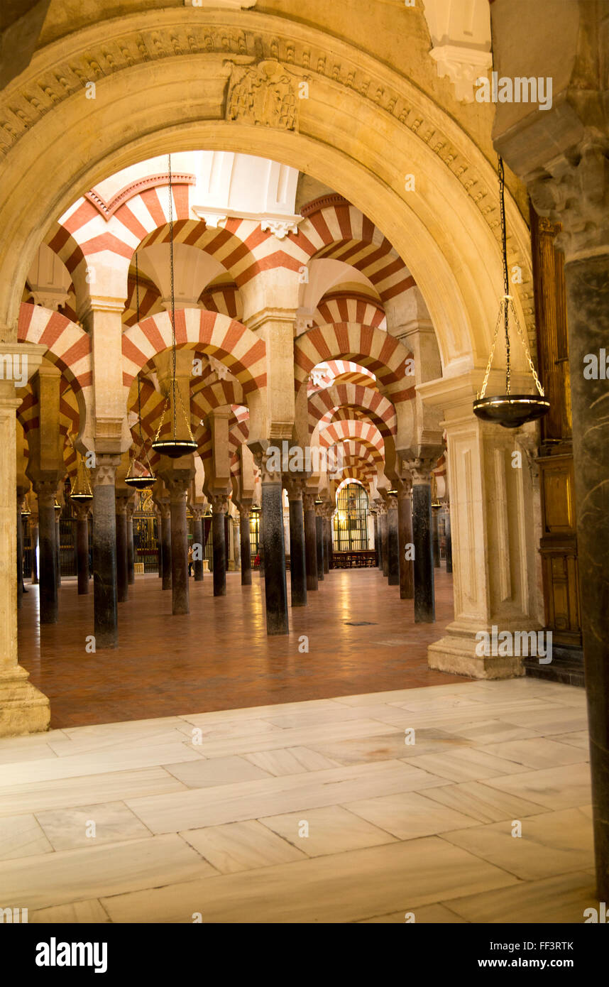 Archi moreschi nell'ex grande moschea ora cattedrale, Cordoba, Spagna Foto Stock