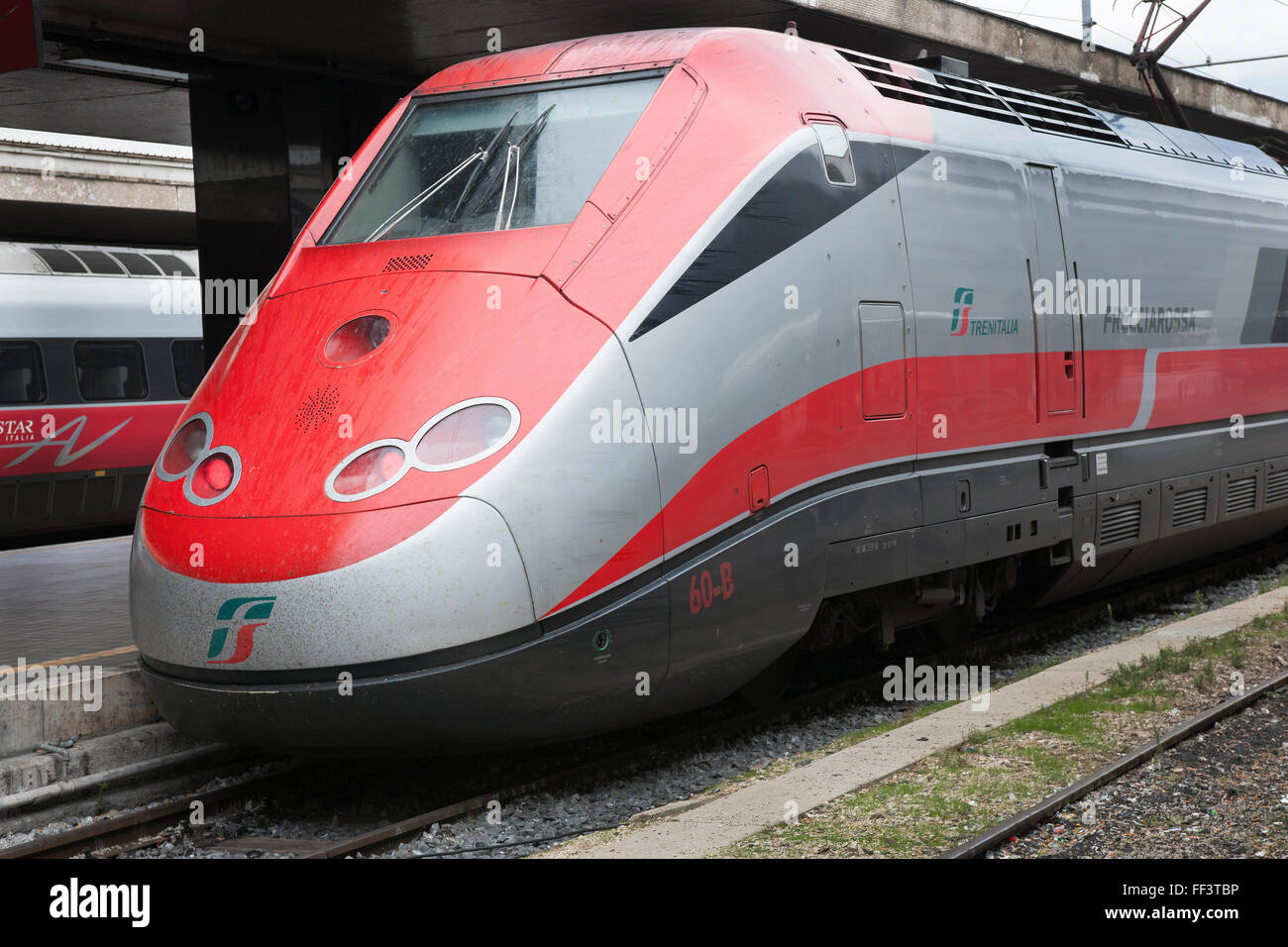 Italian Frecciarossa treno alla piattaforma, Centrale Stazione Roma, Roma, Italia. Foto Stock