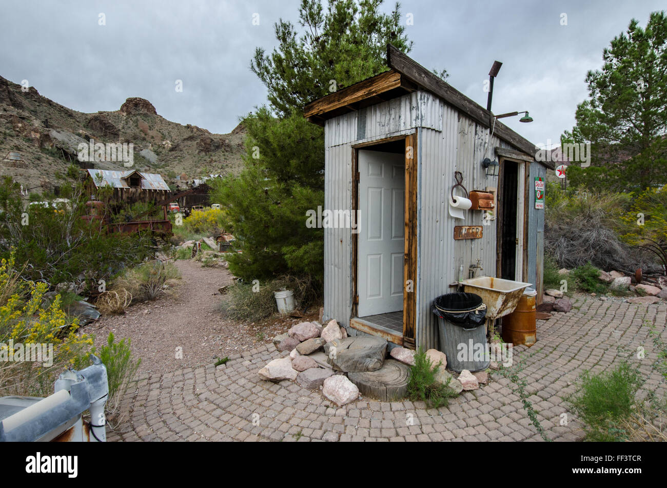 La toilette esterna in El Dorado città mineraria a Las Vegas, Nevada. Stati Uniti America STATI UNITI D'AMERICA Foto Stock