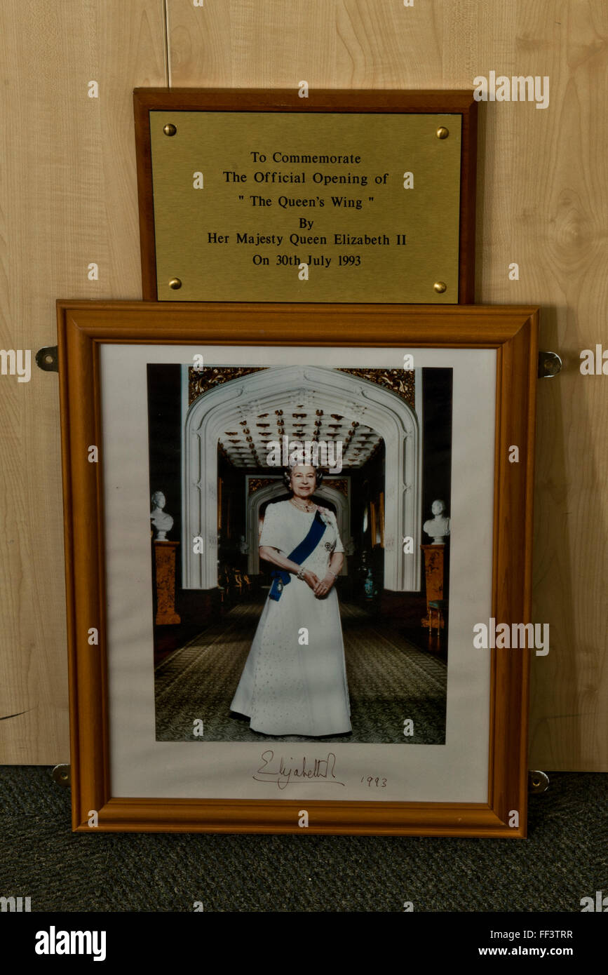 Stampa firmata della regina in ora chiuso la Regina Elisabetta II Ospedale, Welwyn Garden City, Hertfordshire. Foto Stock