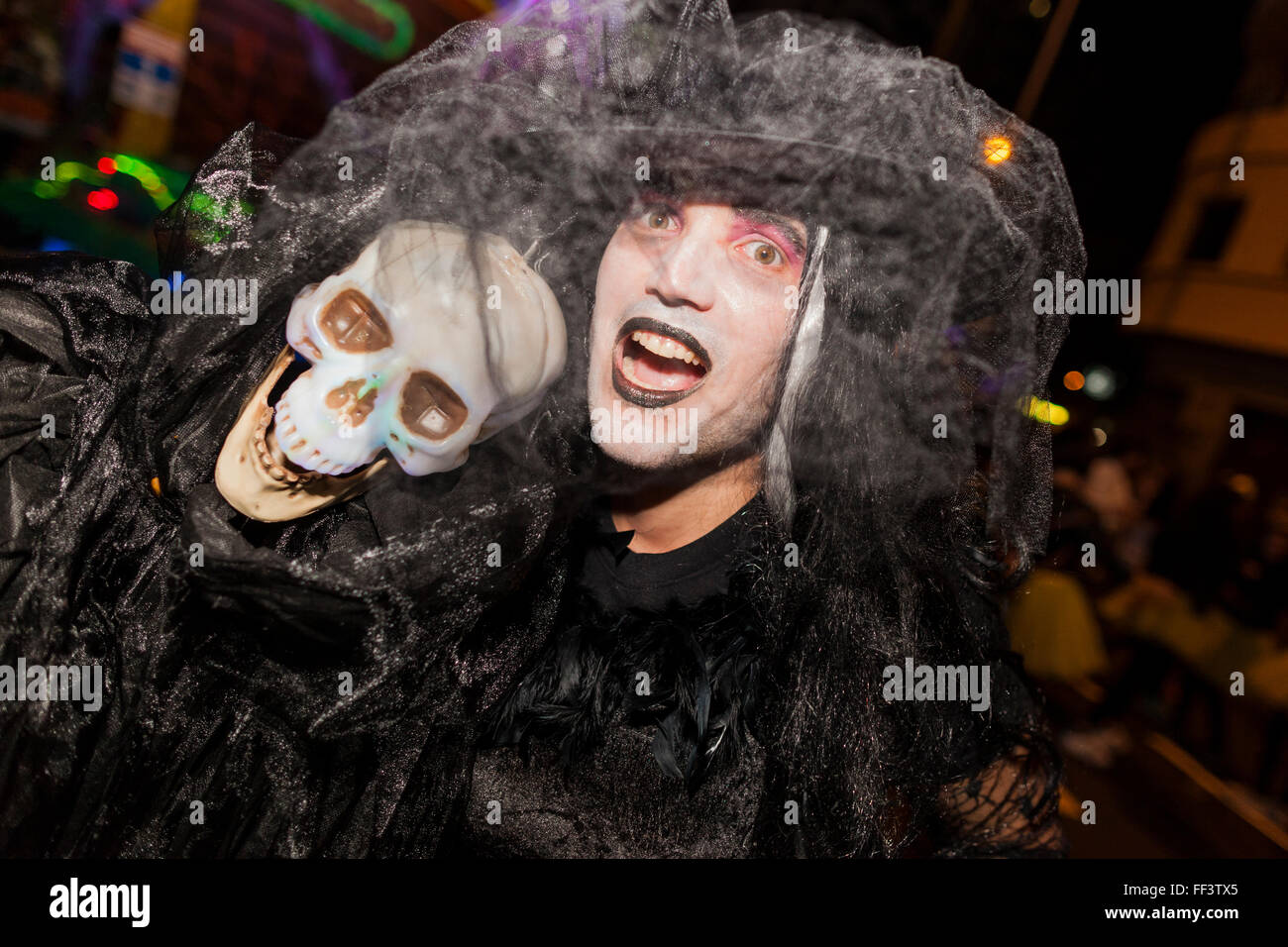 Caratteri, ballerini e galleggia in apertura sfilata di carnevale di Santa Cruz de Tenerife. Migliaia di persone in gruppi di Foto Stock