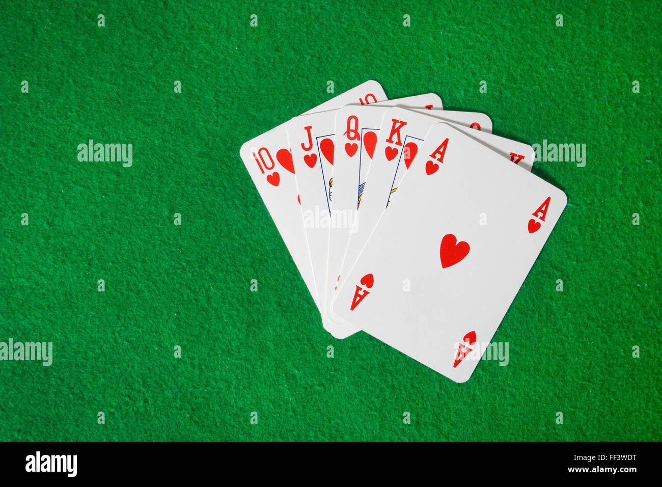 Carte da gioco isolato su sfondo verde, Royal Flush Foto Stock