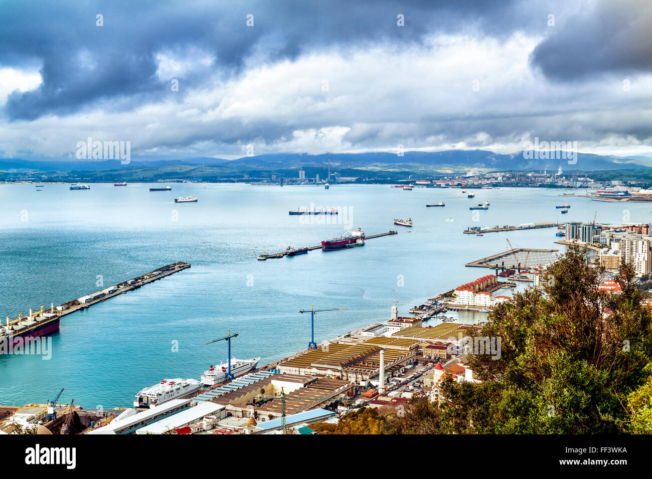 Una veduta aerea di Gibilterra, il porto e il mare mediterraneo come si vede dalla Rocca di Gibilterra Foto Stock
