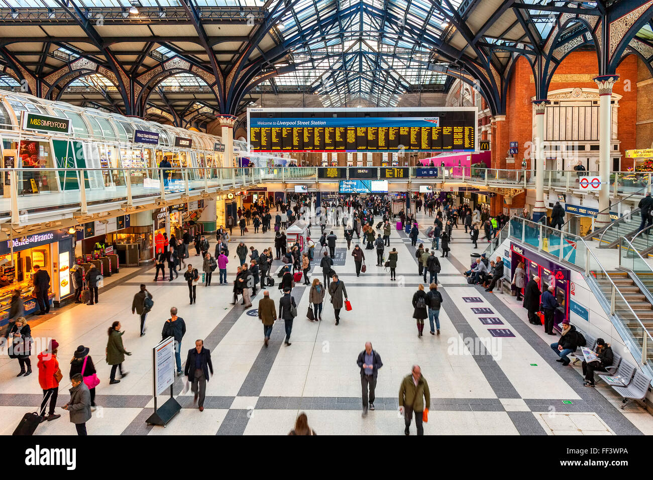 Persone alla stazione di Liverpool Street a Londra Regno Unito. Foto Stock