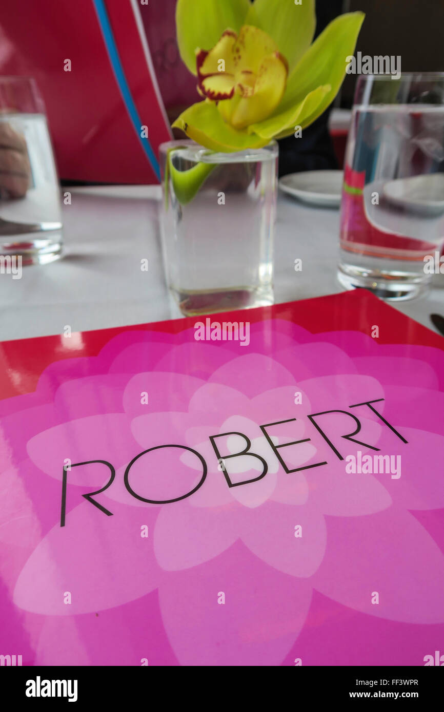 Rosa luminoso Menu sul tavolo, Robert Ristorante, NYC Foto Stock