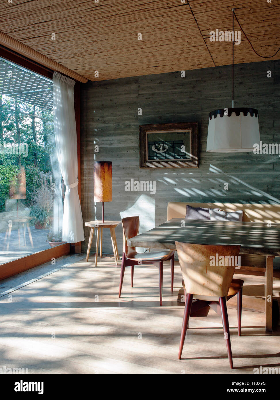 All'interno un moderno soggiorno giapponese con una parete di cemento, Tokyo Japan Foto Stock