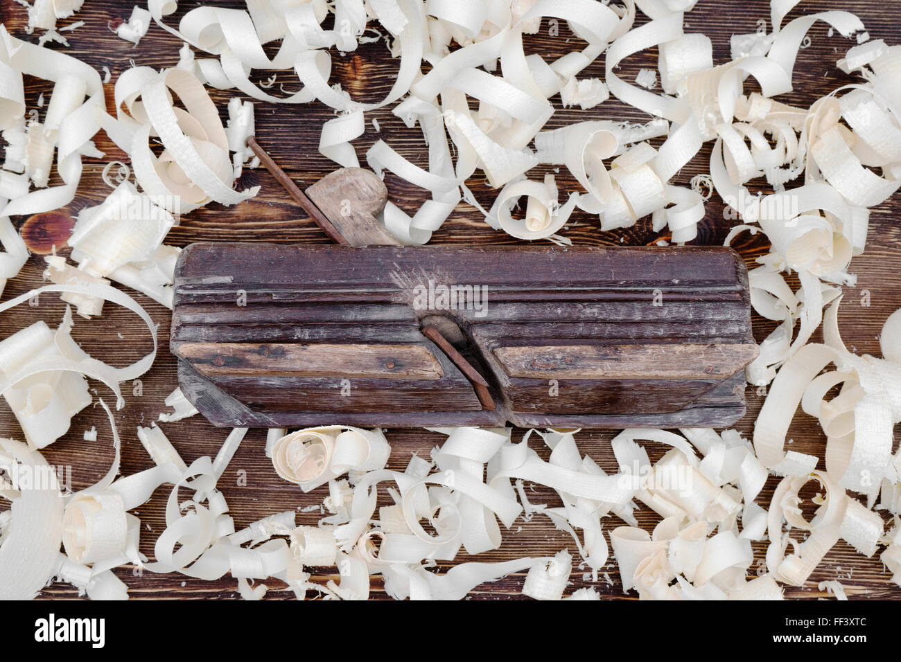 Il vecchio piano, isolato su un sfondo di legno Foto Stock