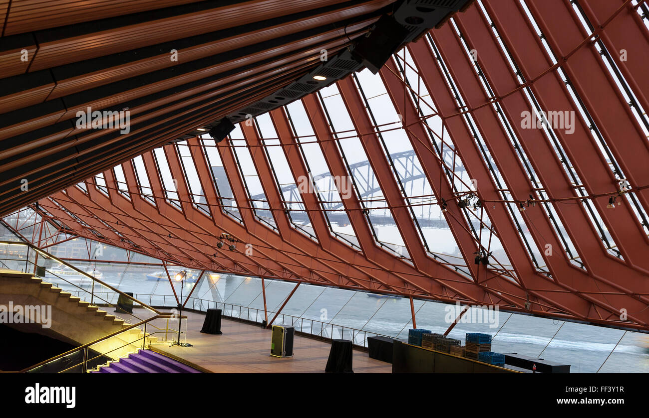 Vista del Ponte del Porto di Sydney dall'interno della Sydney Opera House e mostra il tetto interno della struttura. Foto Stock