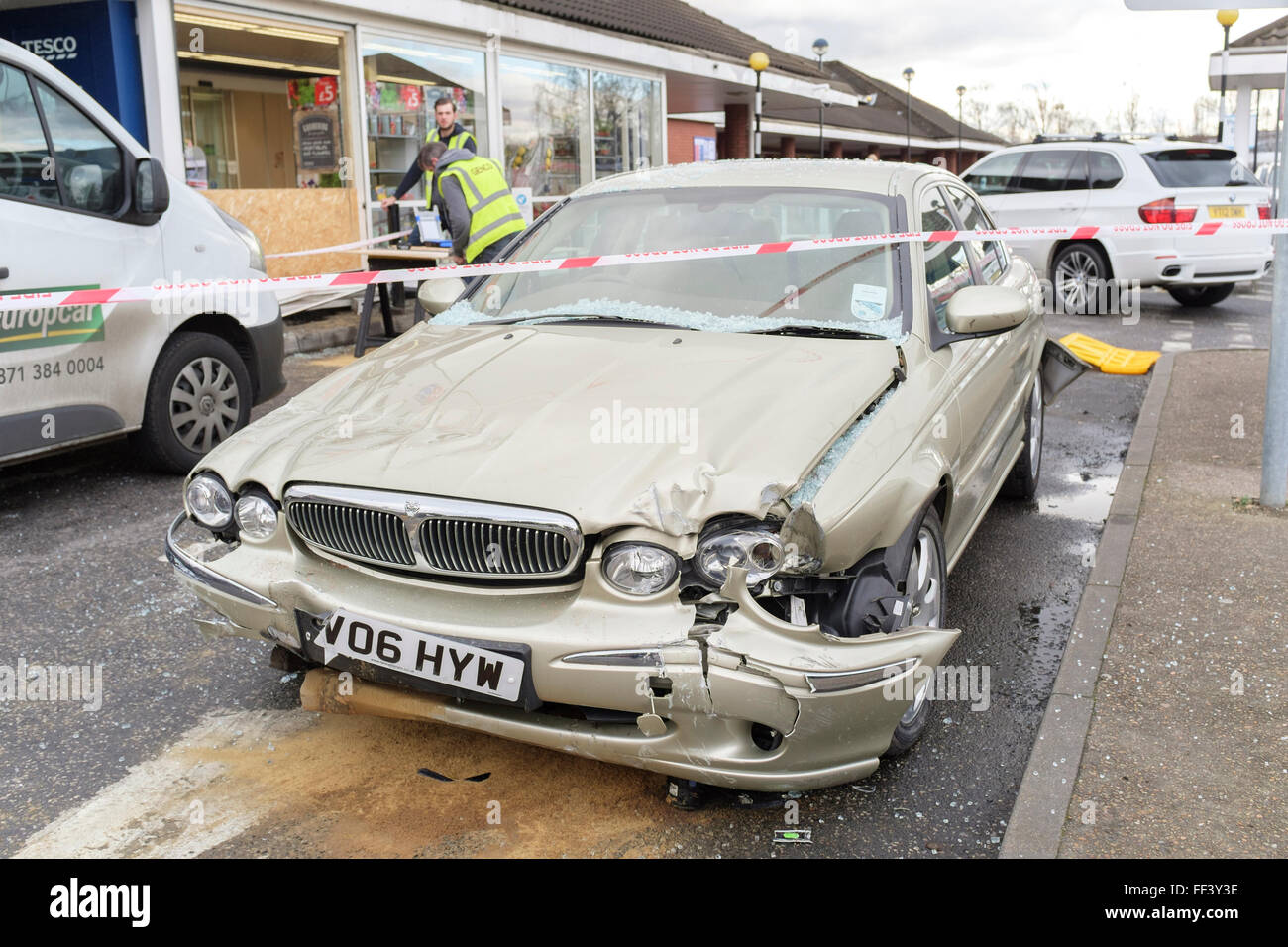 Danneggiato Jaguar vettura coinvolta in un incidente in un parcheggio Foto Stock