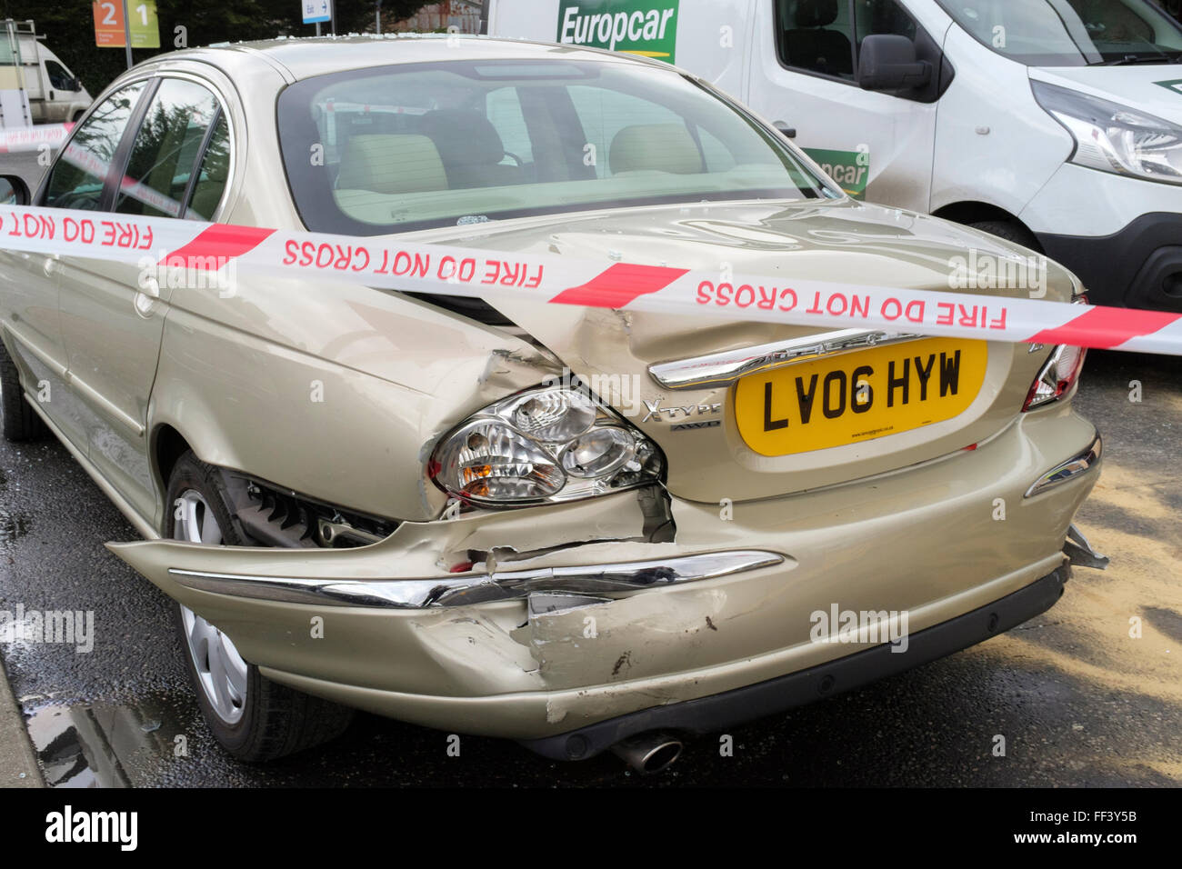 Danneggiato Jaguar vettura coinvolta in un incidente in un parcheggio Foto Stock