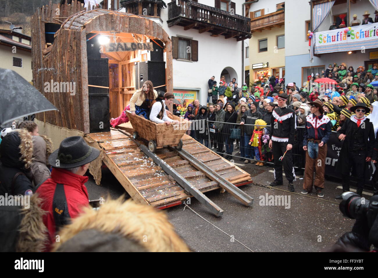 Nova Levante, Italia. 9 febbraio 2016. Il tradizionale carnevale da Nova Levante si svolge nella piazza del paese. Credito: Anca Emanuela Teaca/Alamy Live News Foto Stock