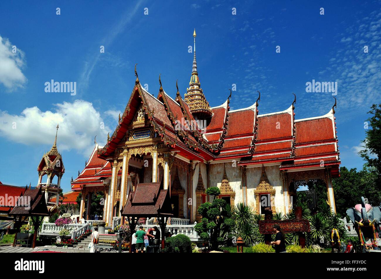 Phuket, Tailandia: Ubosot Santuario Hall con il suo ripidamente inclinate, tetti a capanna, dorato ornamenti chofah al Wat Chalong Foto Stock