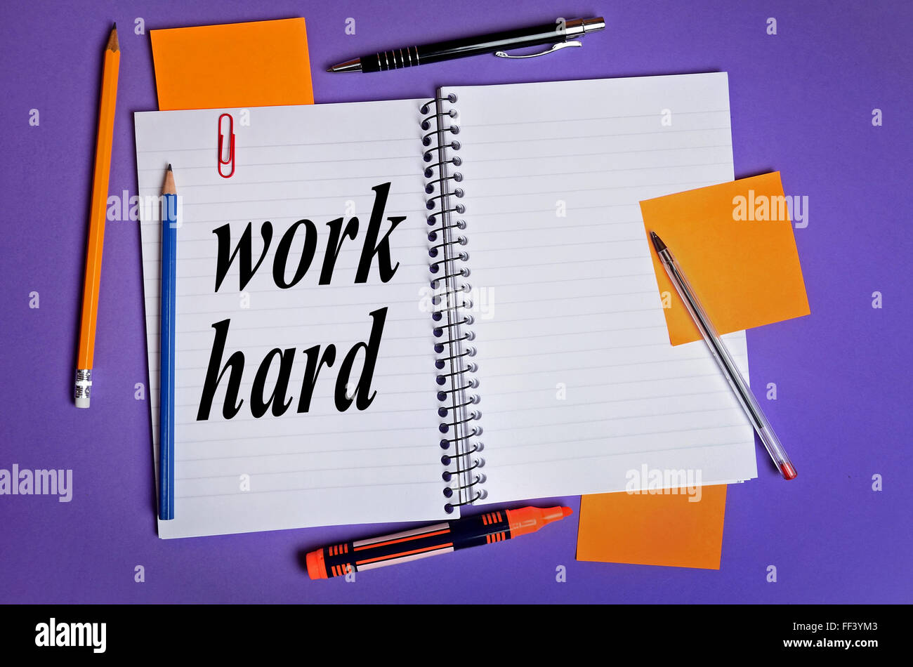 Lavorare duro parola su blocco note Foto Stock
