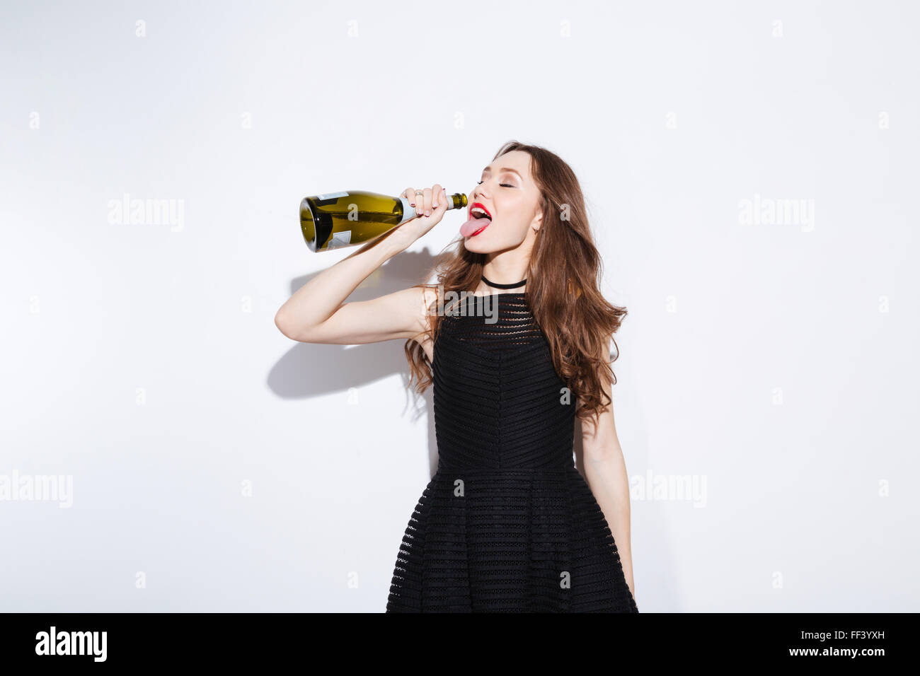 Woman drinking from champagne bottle immagini e fotografie stock ad alta  risoluzione - Alamy