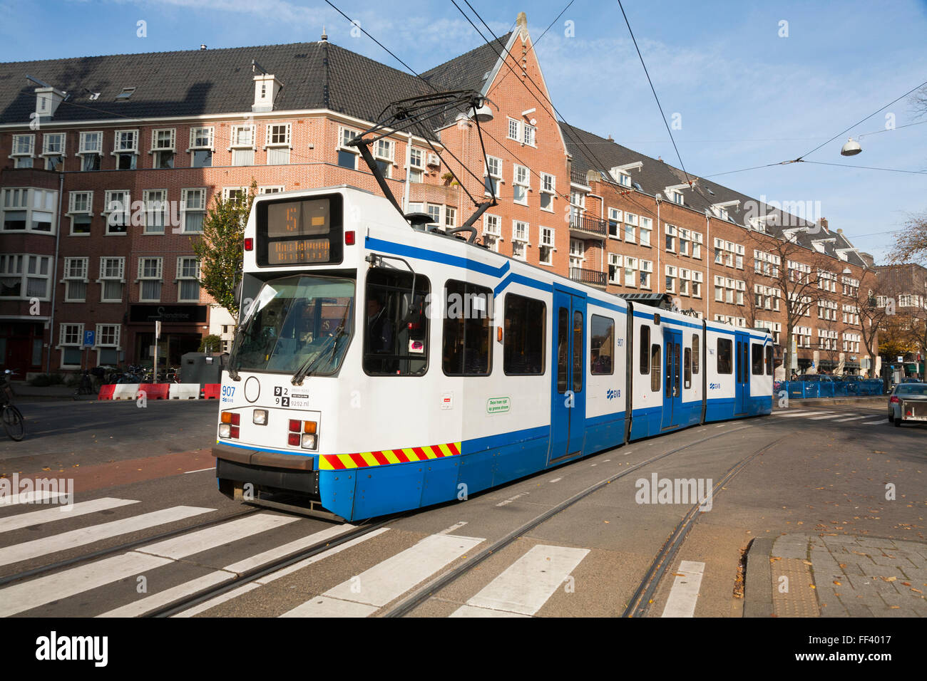 La linea 5 del tram olandese che corre attraverso il centro di Amsterdam. Holland, Paesi Bassi. Foto Stock