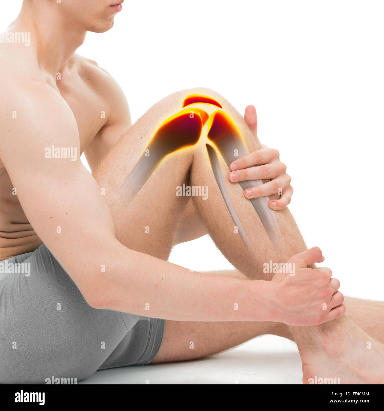 Giovane uomo il dolore al ginocchio anatomia isolato su bianco Foto Stock