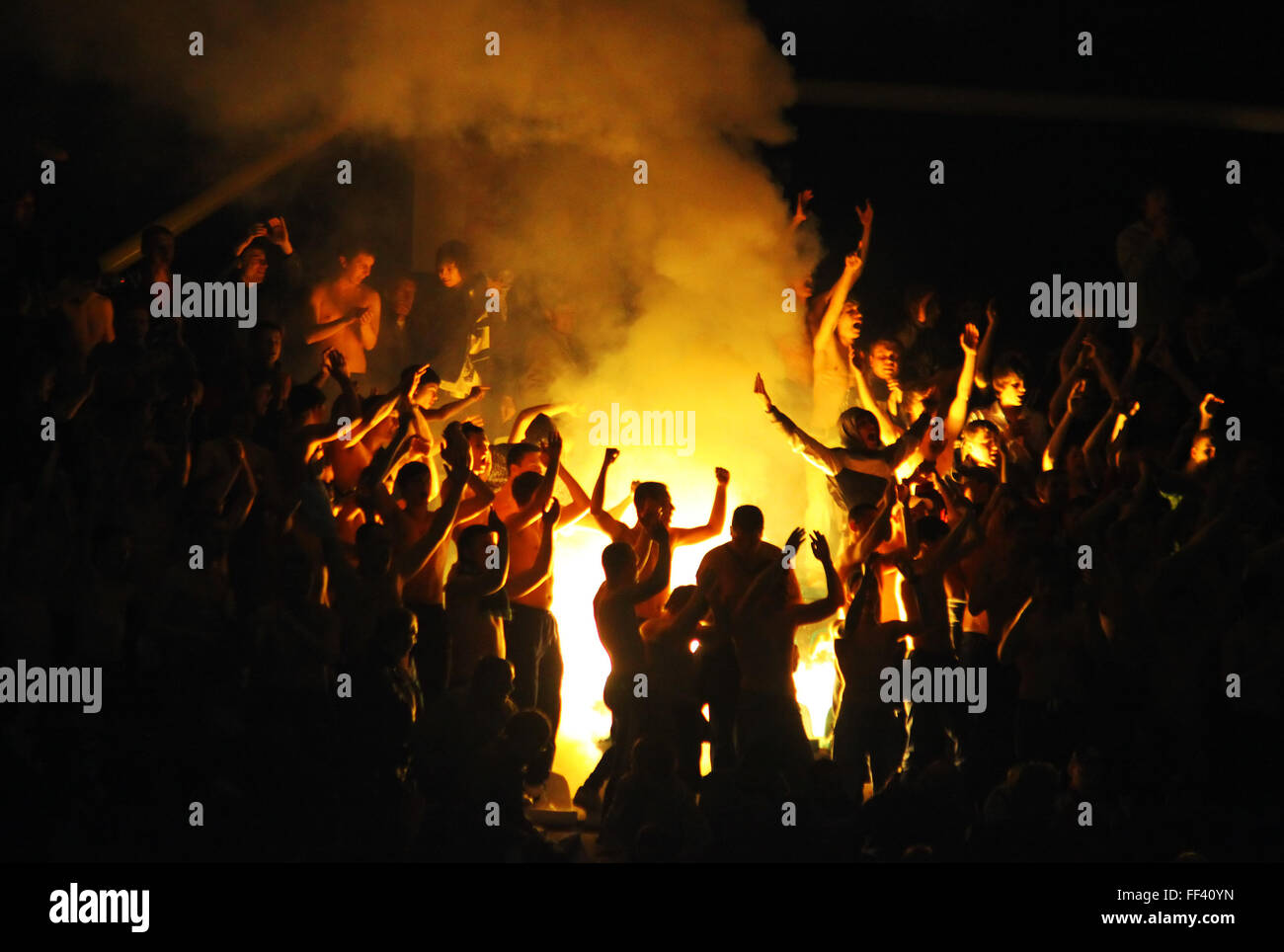 Kiev, Ucraina - 14 aprile: FC Obolon Kyiv ultra sostenitori masterizzare flares durante l'Ucraina partita di campionato contro FC Dynamo Kyiv su Foto Stock