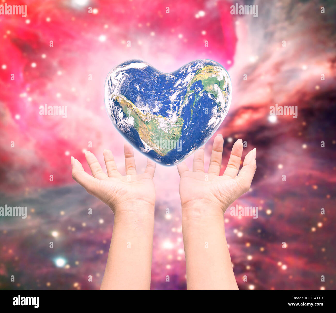 Mondo in forma di cuore con sopra le donne le mani umane su sfocato sfondo naturale blu turchese ciano tree e sky: World Heart hea Foto Stock