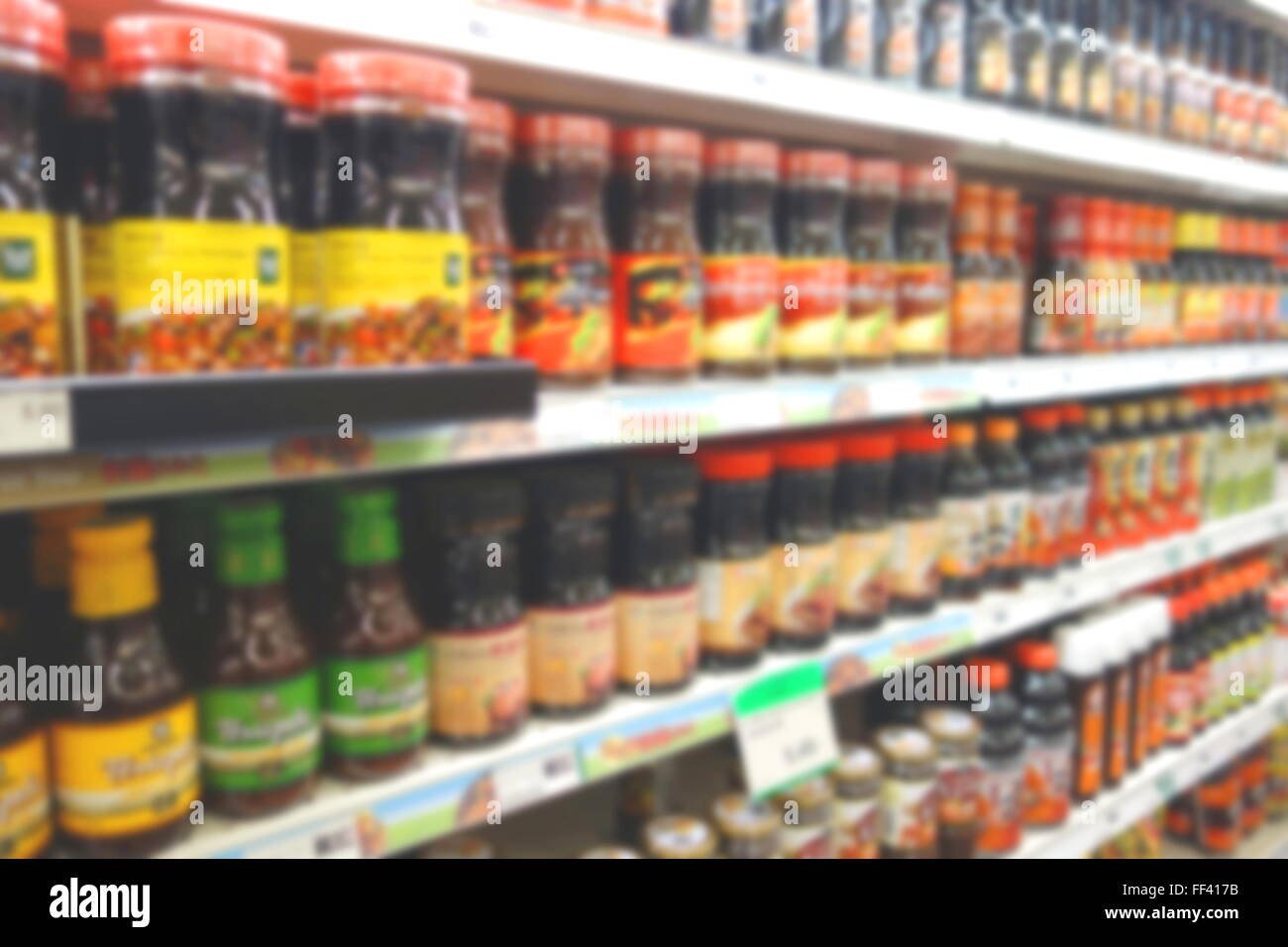 Sfocato cibo asiatico prodotti sugli scaffali del supermercato Foto Stock