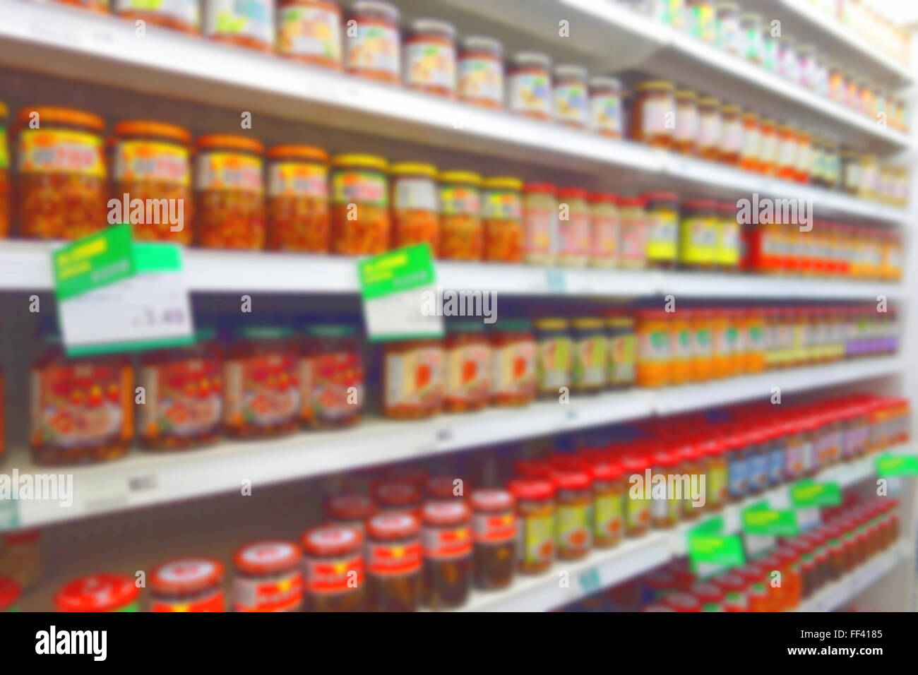 Sfocato cibo asiatico prodotti sugli scaffali del supermercato Foto Stock