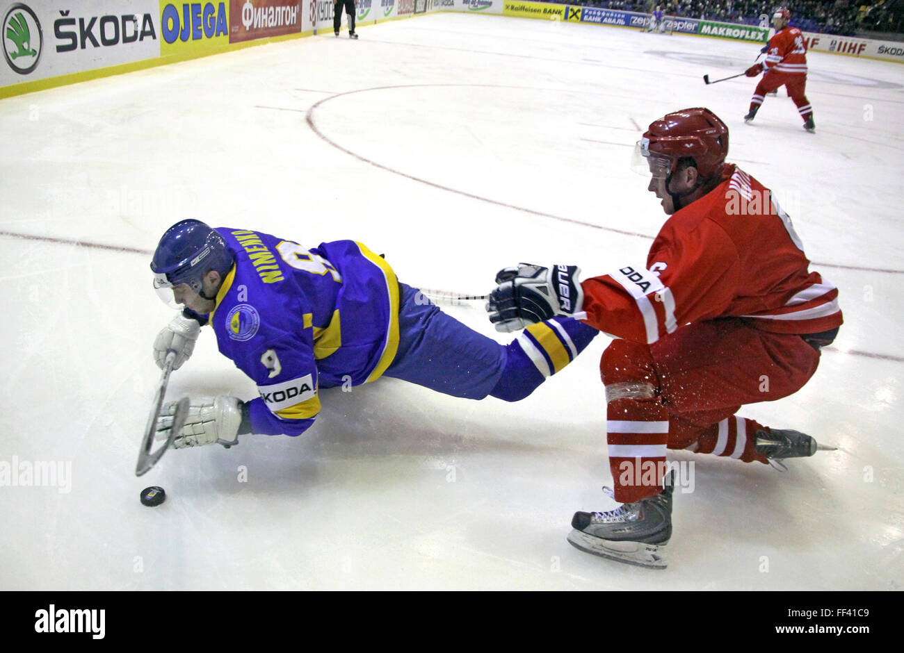 Kiev, Ucraina - 20 Aprile 2011: Dmytro Nimenko dell'Ucraina (L) si batte per un puck con Michal Kotlorz di Polonia durante il loro IIHF Hockey su ghiaccio nel Campionato del Mondo DIV I Gruppo B gioco su Aprile 20, 2011 a Kiev, Ucraina Foto Stock