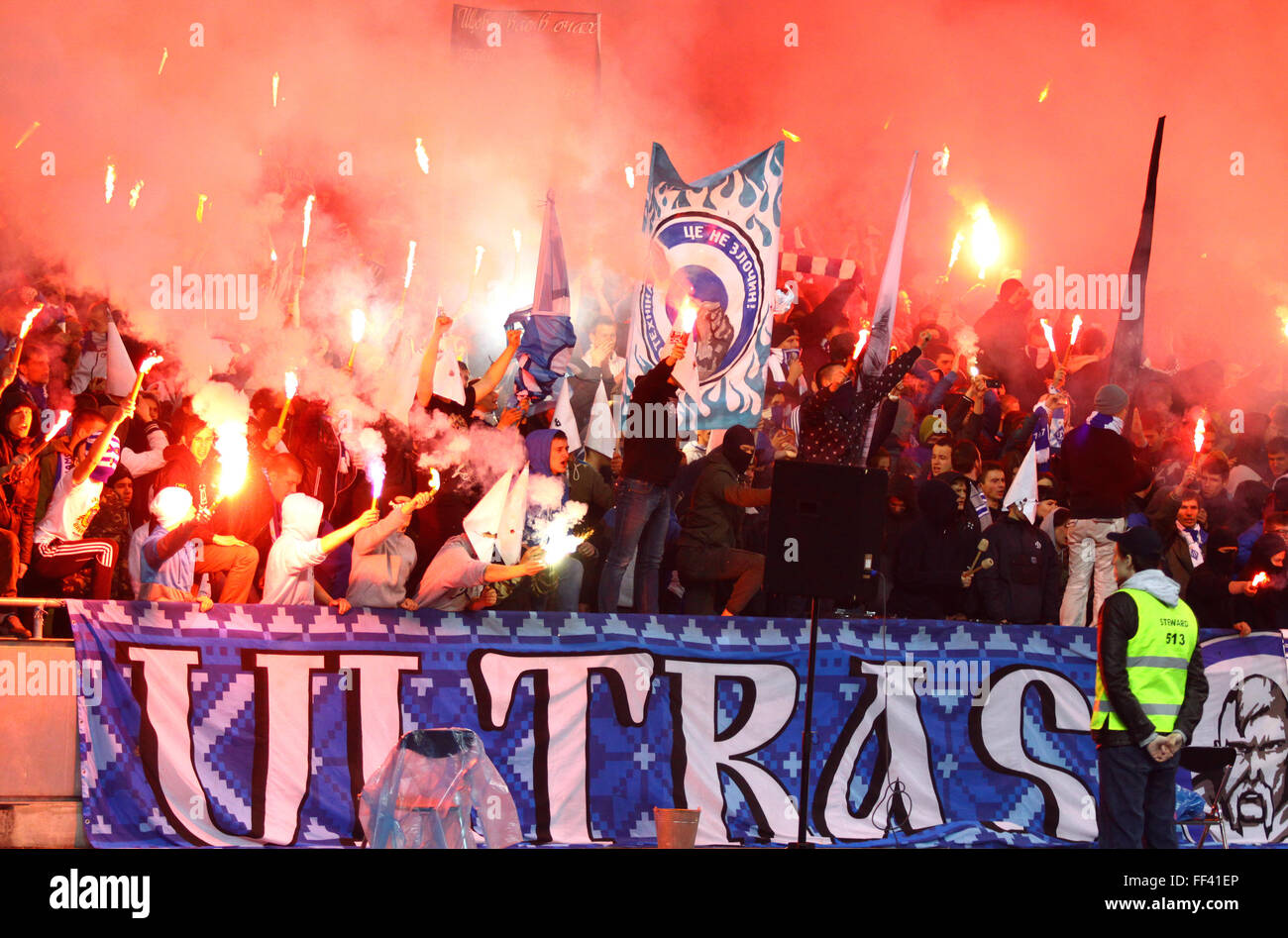 FC Dynamo Kyiv ultras (ultra sostenitori) bruciare flares durante l'Ucraina partita di campionato contro Shakhtar Donetsk Foto Stock