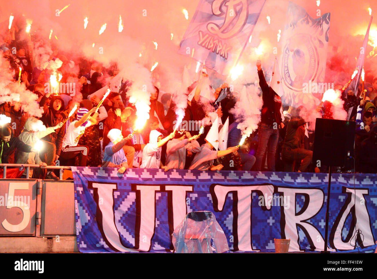 FC Dynamo Kyiv ultras (ultra sostenitori) bruciare flares durante l'Ucraina partita di campionato contro Shakhtar Donetsk Foto Stock
