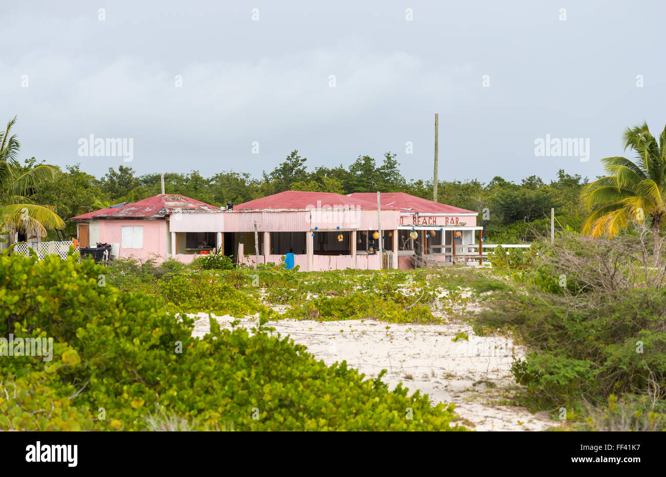 Disabitata e ricoperta di sabbia rosa Beach Bar sulla costa a sud di Barbuda, Antigua e Barbuda, Antille Foto Stock