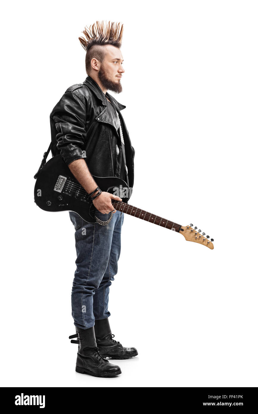 Lunghezza piena ripresa di profilo di una giovane punk rocker tenendo una chitarra elettrica isolata su sfondo bianco Foto Stock