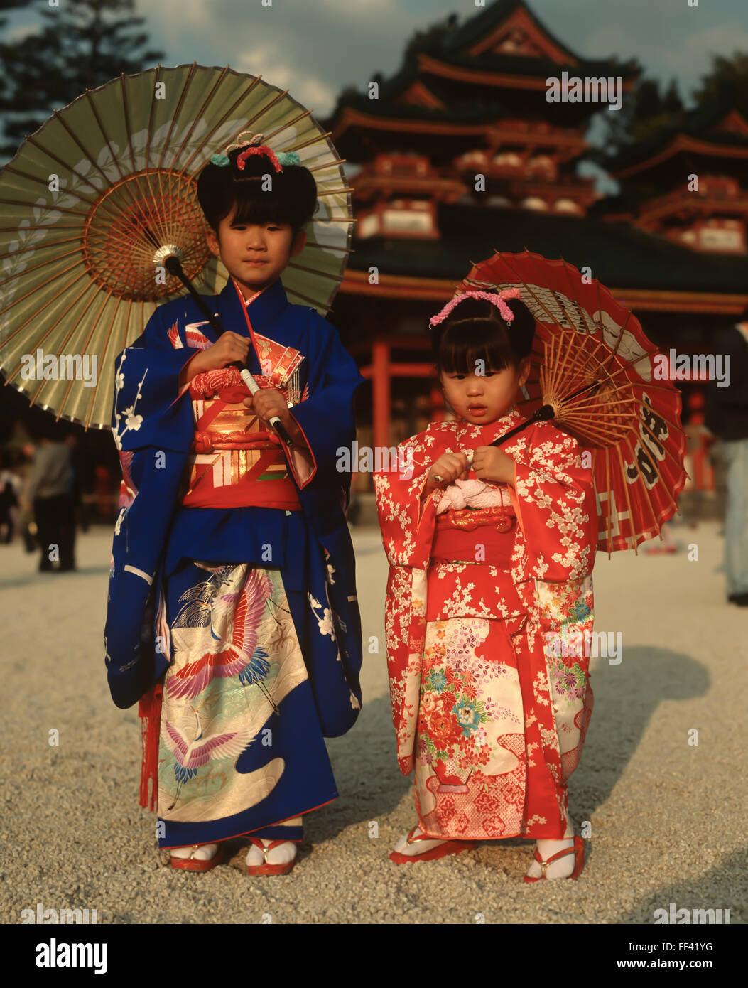 Giappone, giovani ragazze in kimono tradizionale giapponese di contenimento di ombrelloni. Foto Stock