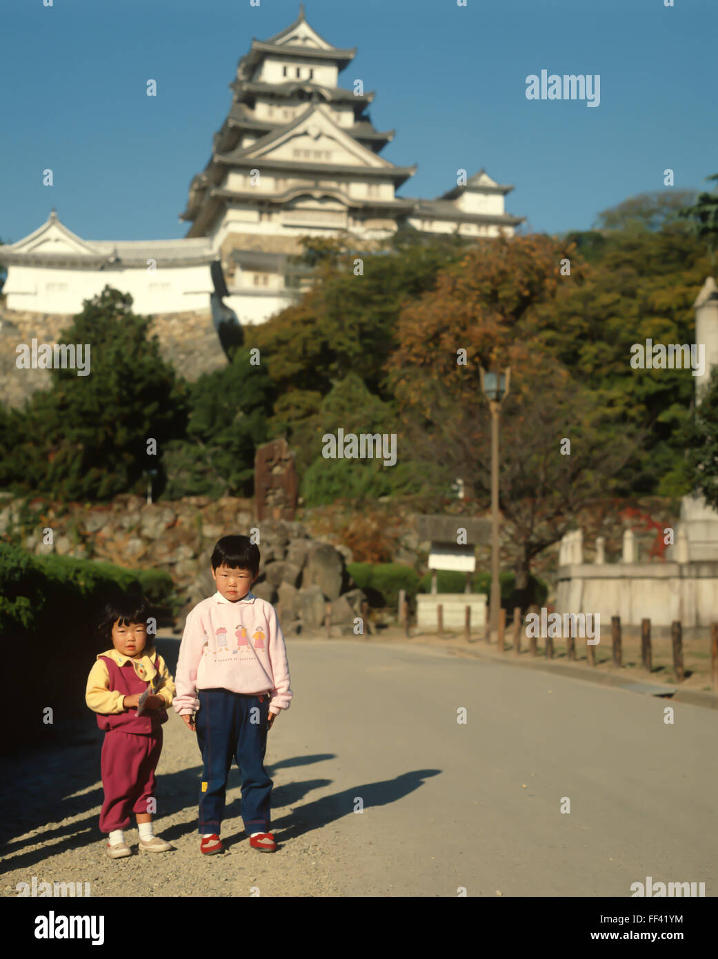 Bambini giapponesi presso il castello di Himji, la regione di Kansai, isola di Honshu, Giappone. Foto Stock
