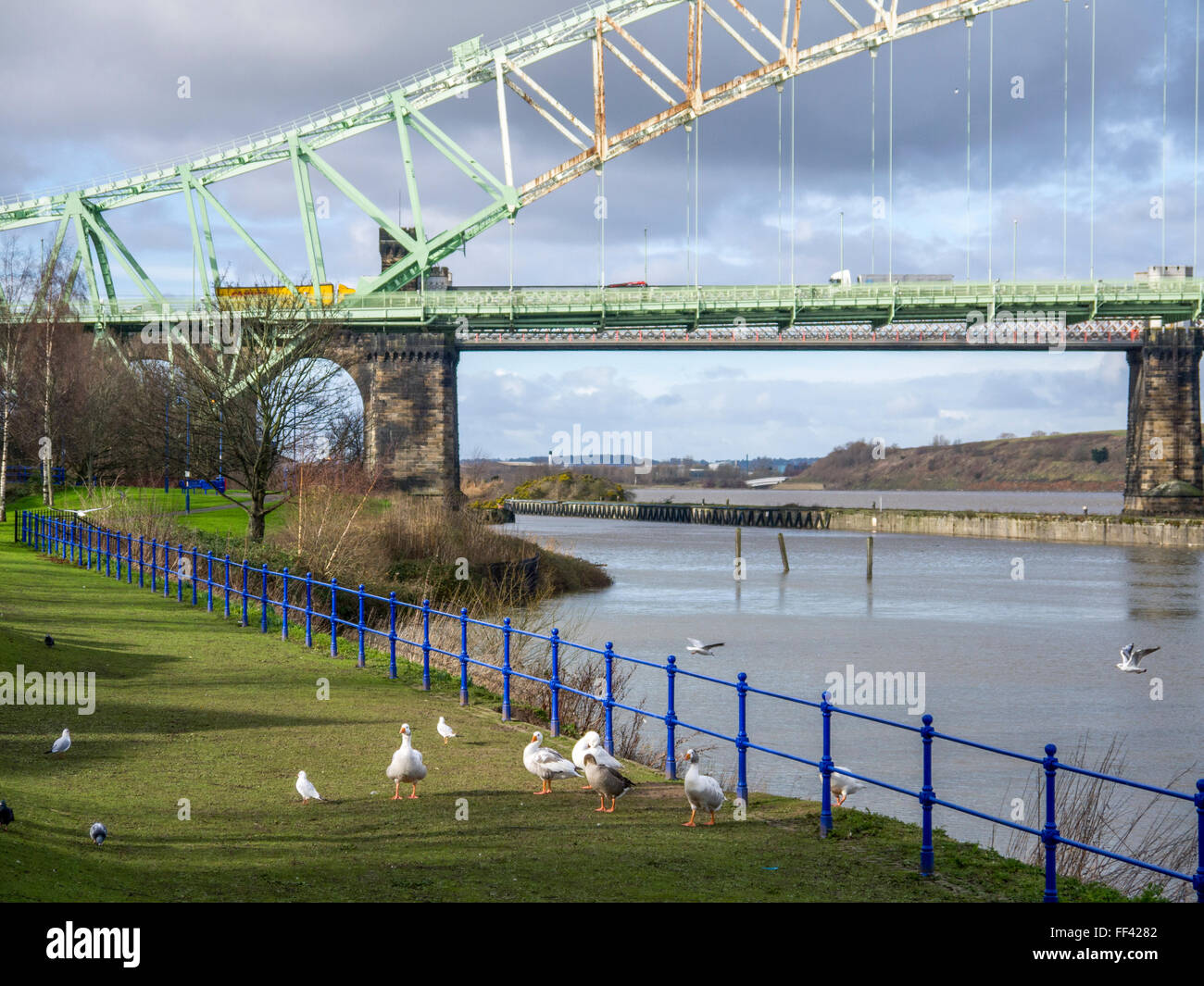 Runcorn lato del Runcorn Widnes Silver Jubilee Bridge. Foto Stock