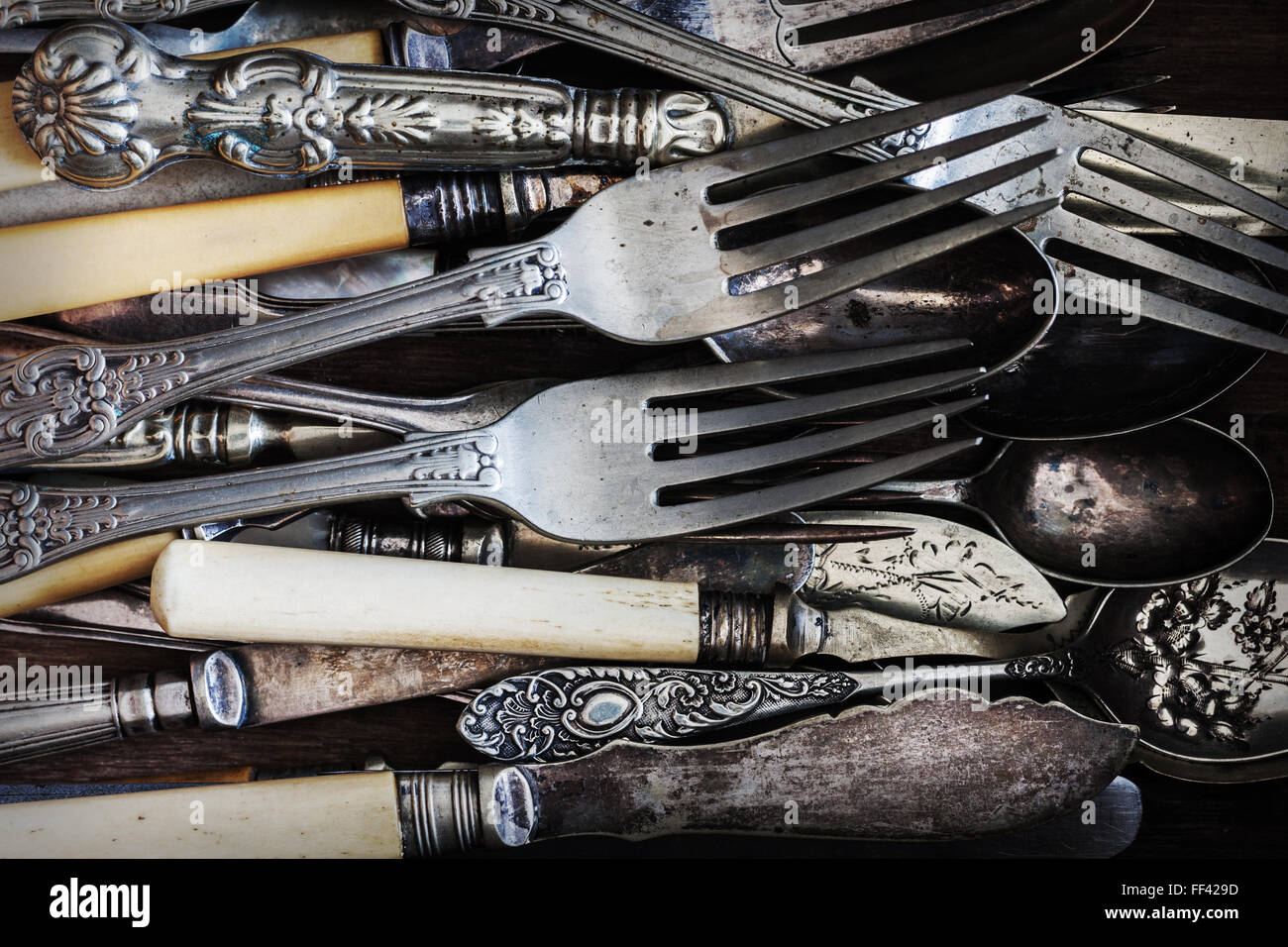 Coltelli Vintage forchette e cucchiai su un vecchio Sfondo legno Foto Stock