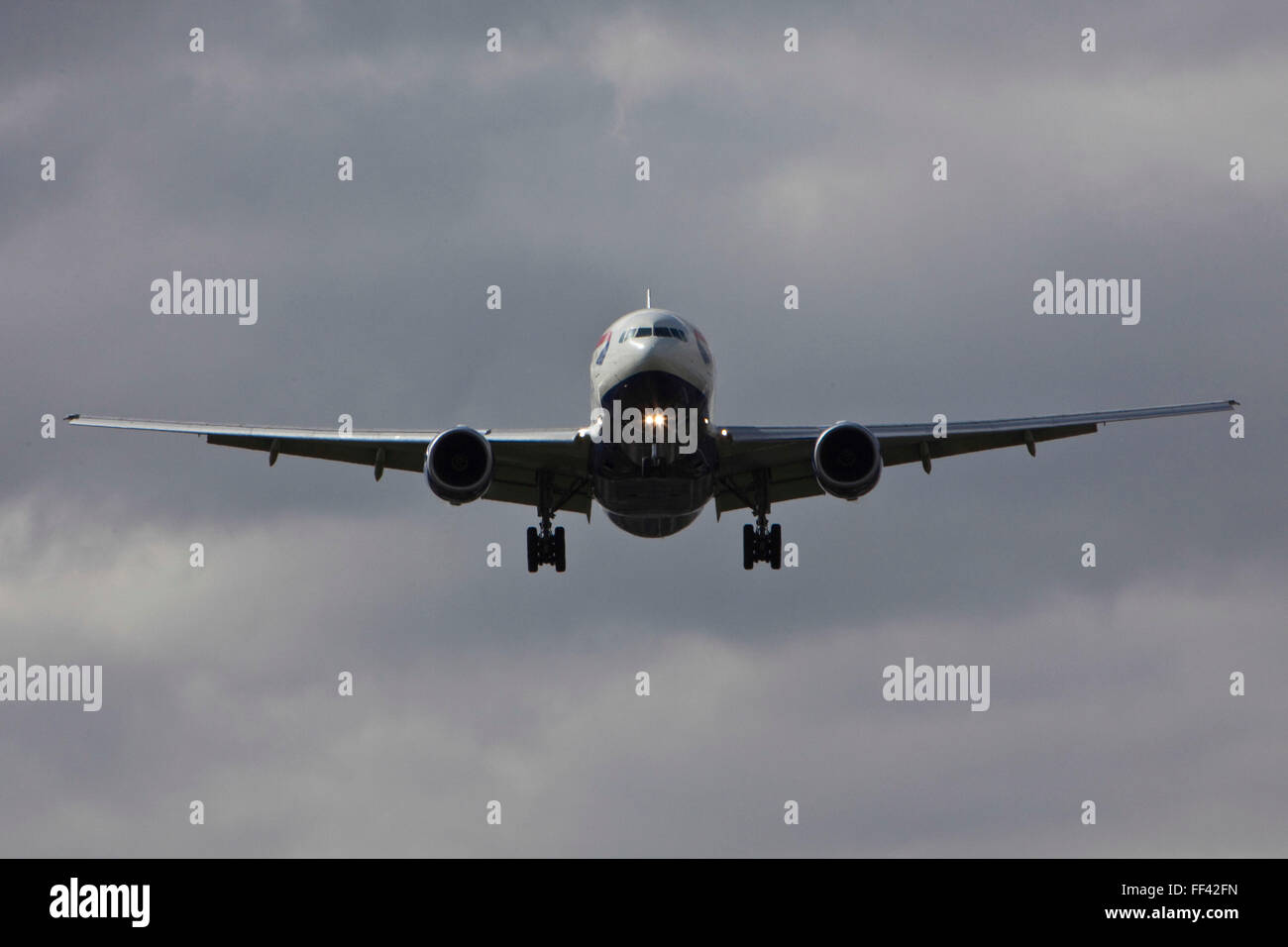 Un British Airways Boeing 777 atterrano in aeroporti di Heathrow pista nord. Foto Stock