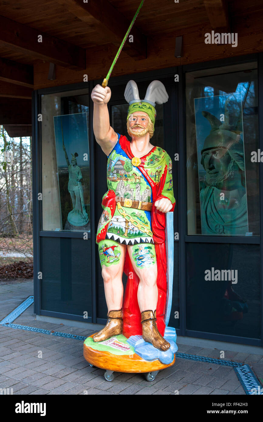 L'Europa, in Germania, in Renania settentrionale-Vestfalia, una piccola replica del monumento di Hermann come una trovata commerciale, della Foresta Teutoburg [il Foto Stock