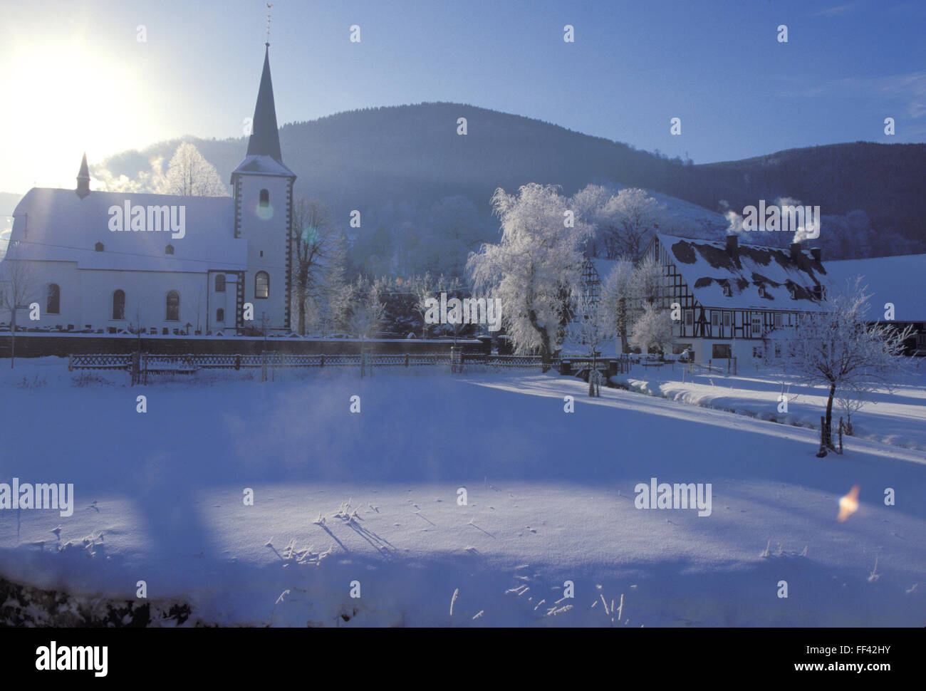DEU, Germania, regione di Sauerland, la coperta di neve village Lenne. DEU, Germania Sauerland, die Ortschadt Lenne im Schnee. Foto Stock