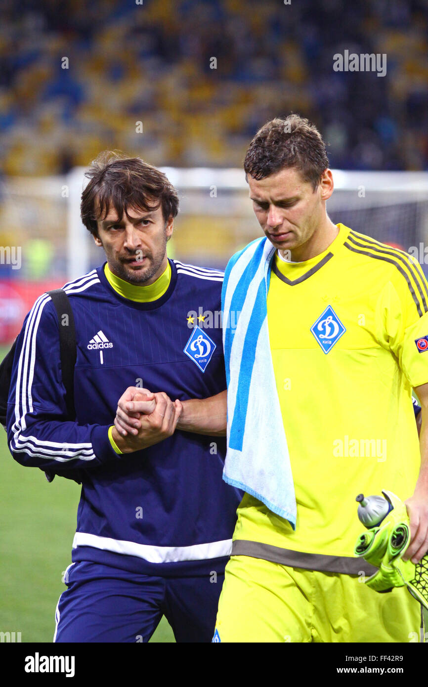 FC Dynamo Kyiv portieri Olexandr Shovkovskiy (L) ed Olexandr Rybka dopo la UEFA Champions League contro l'FC Porto Foto Stock