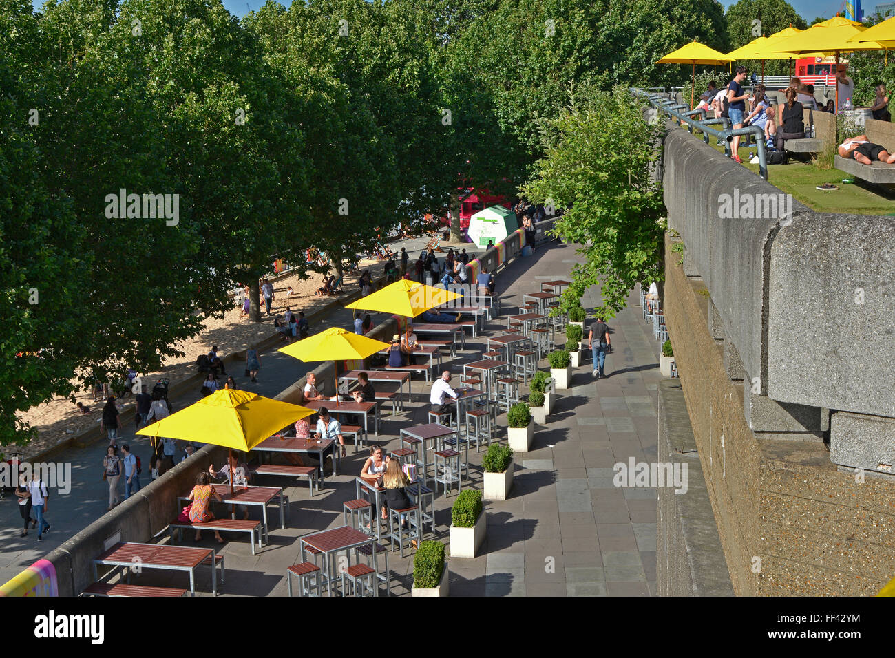 Il South Bank di Londra Inghilterra da South Bank Centre con persone godendo di un sole estivo, passeggiate e seduta al caffè Foto Stock