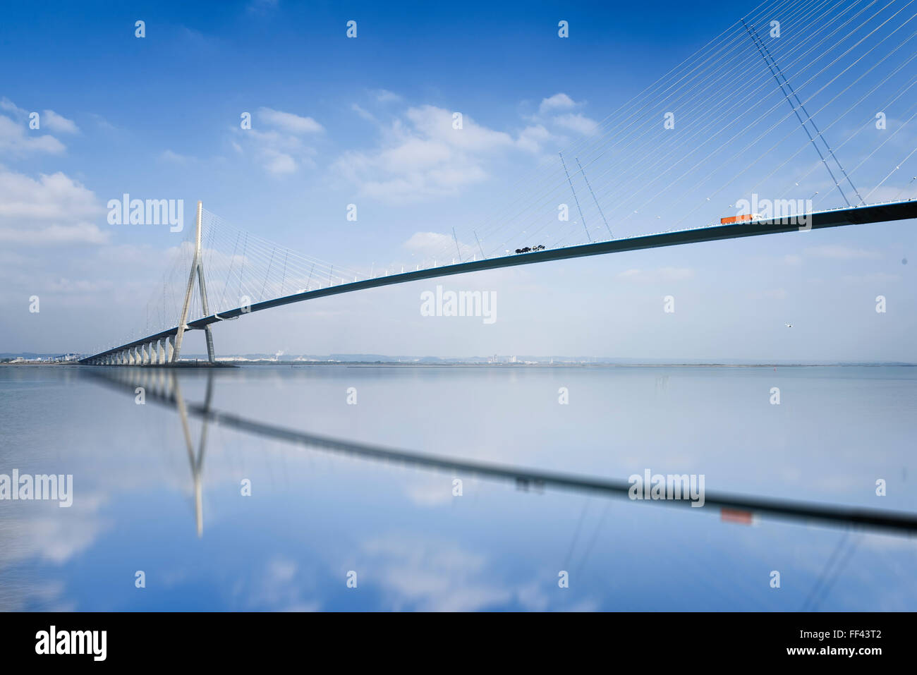 Pilastro del ponte 'Pont de Normandie' riflessa nel fiume Senna a Le Havre, Francia Foto Stock