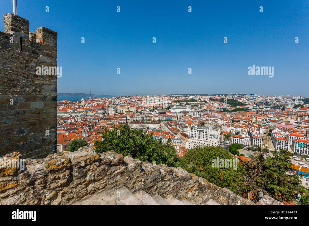 Vista da merli di Castelo de Sao Jorge, sul Castello di San George, Lisbona, Portogallo Foto Stock
