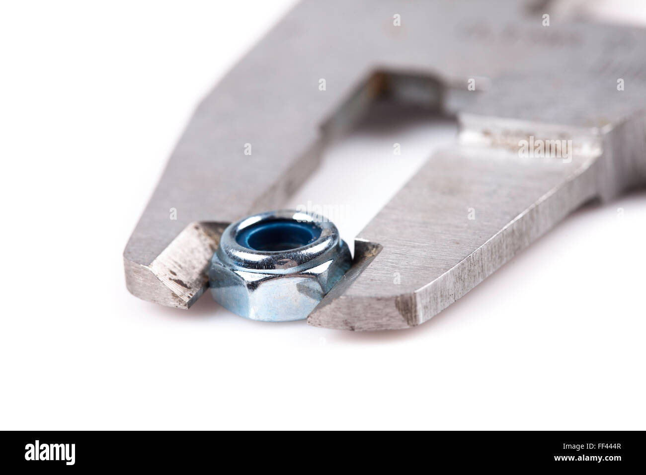 Pinza e dado closeup isolati su sfondo bianco Foto Stock