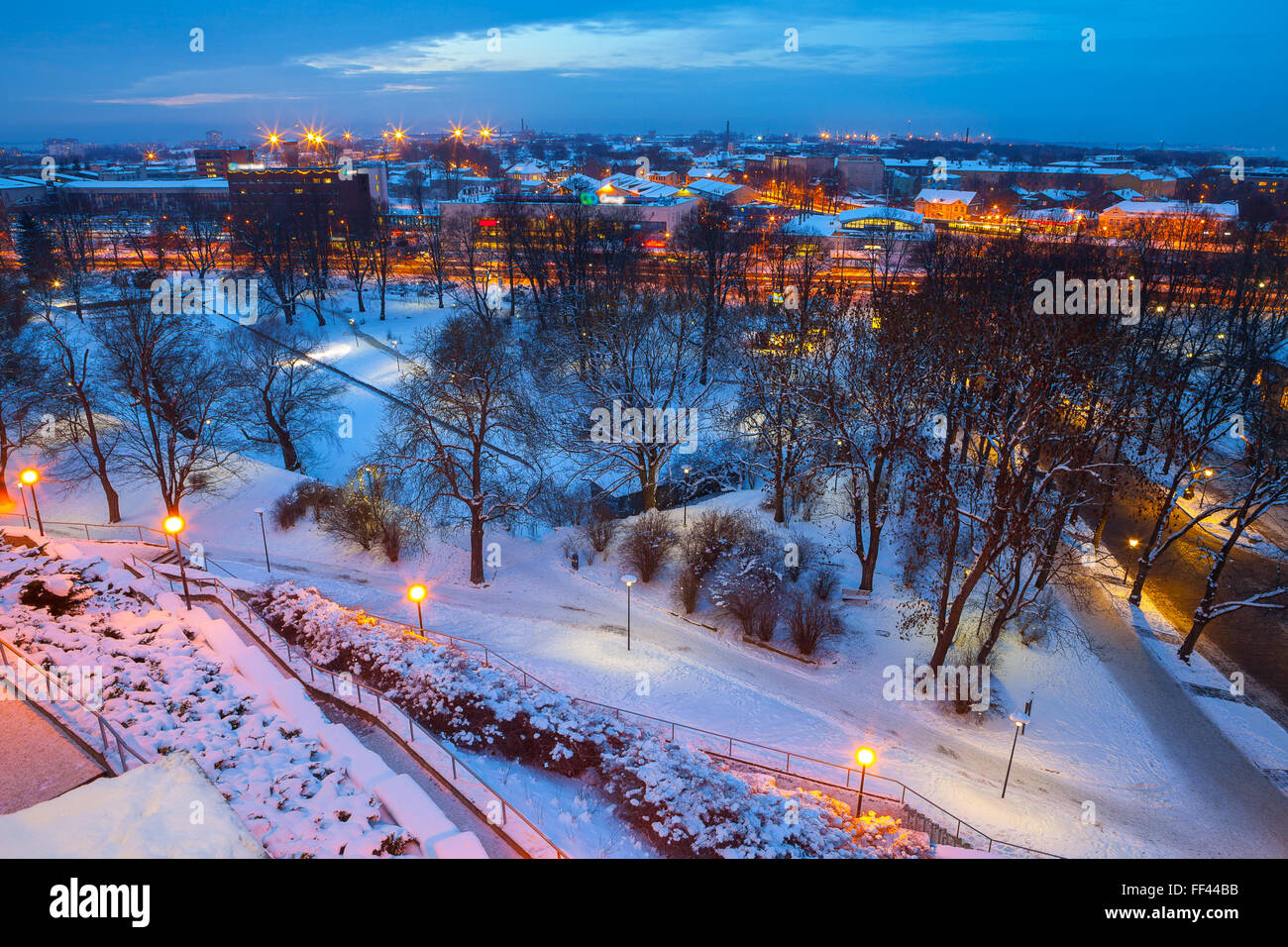 Il parco della città vicino alla città vecchia di Tallinn, nevoso inverno sera Foto Stock
