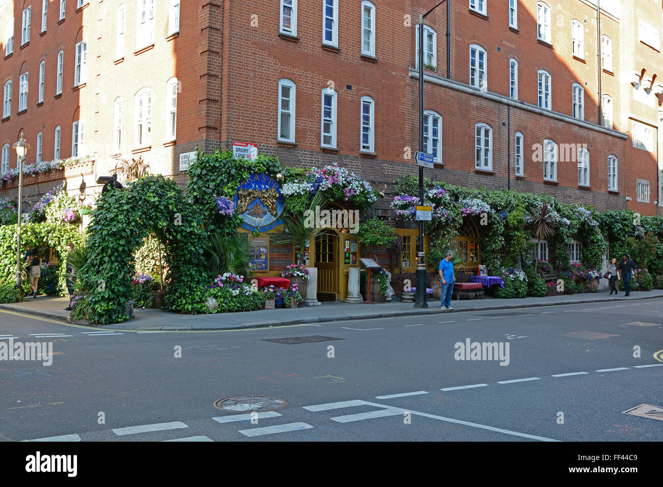 Ristorante coperto di fiori e piante in Drury Lane, Covent Garden di Londra, Inghilterra Foto Stock