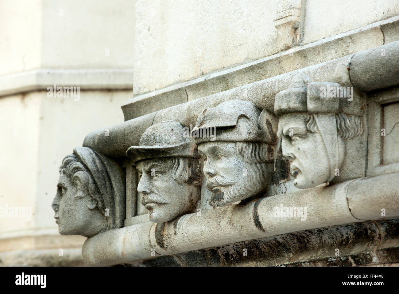 Kroatien, Dalmatien di Sibenik, Fries mit Köpfen, die sogenannten Bürgerköpfe, an der Außenseite der Kathedrale. Foto Stock