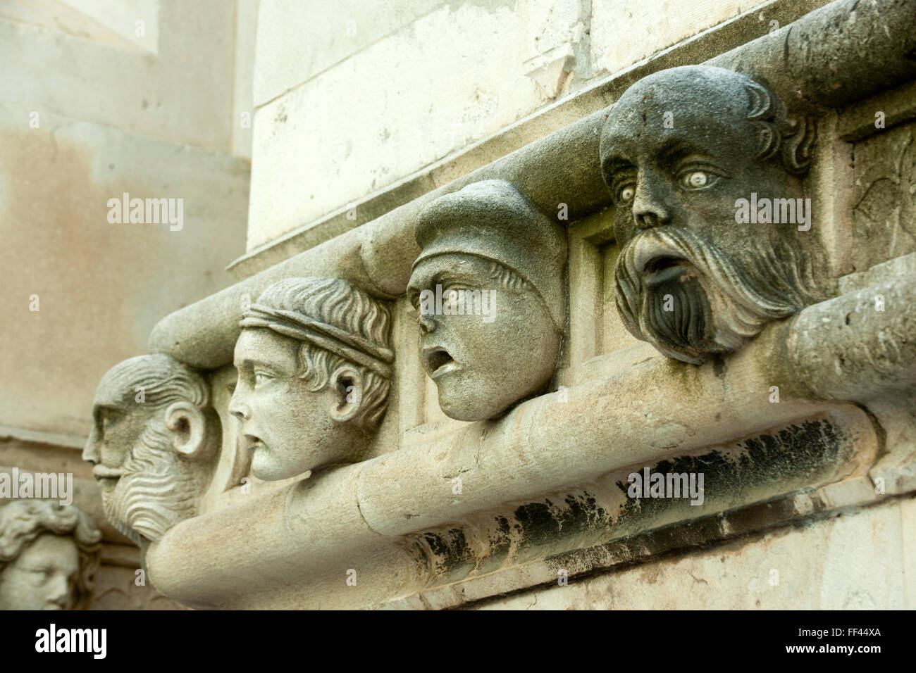 Kroatien, Dalmatien di Sibenik, Fries mit Köpfen, die sogenannten Bürgerköpfe, an der Außenseite der Kathedrale. Foto Stock