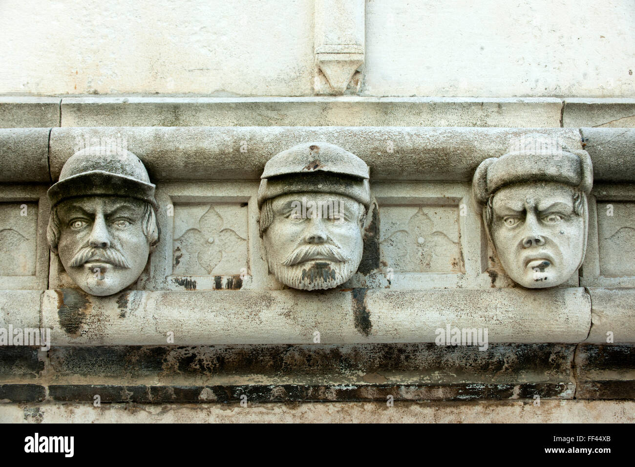 Kroatien, Dalmatien di Sibenik, Fries mit Köpfen, die sogenannten Bürgerköpfe, an der Außenseite der Kathedrale. Foto Stock