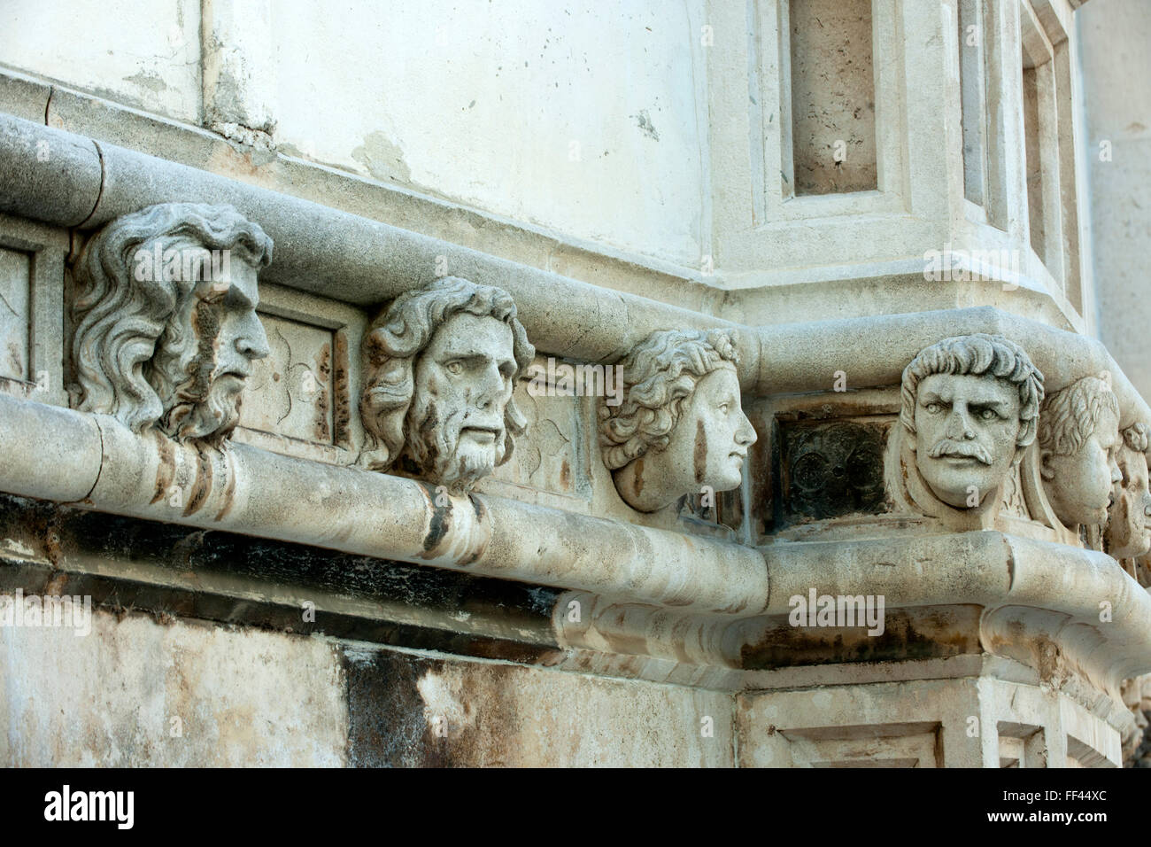 Kroatien, Dalmatien di Sibenik, Fries mit Köpfen, die sogenannten Bürgerköpfe, an der Außenseite der Kathedrale. Foto Stock