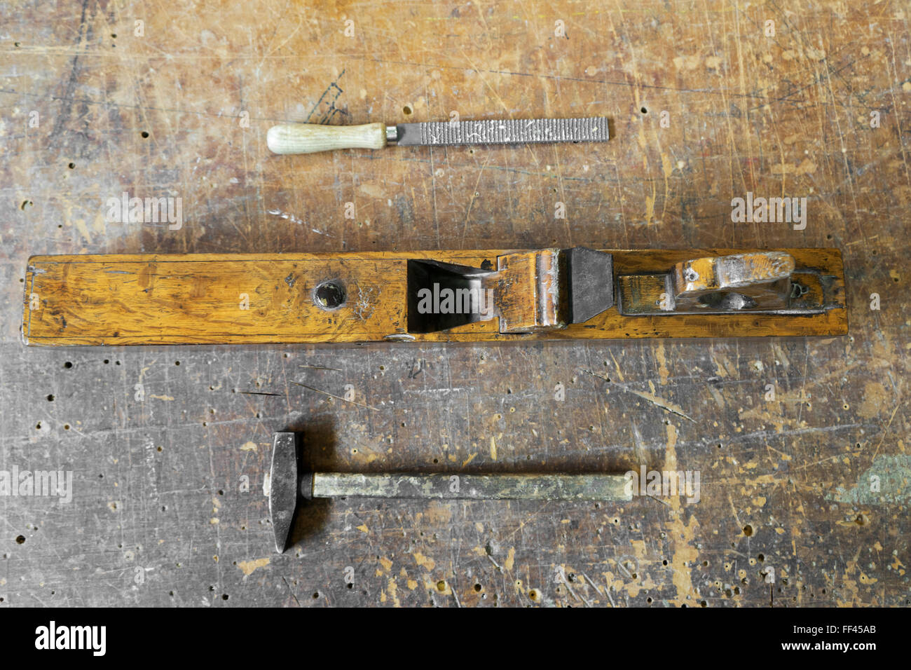 Vecchio falegname pialla strumenti, martello e raspa su un annata sullo sfondo di legno Foto Stock